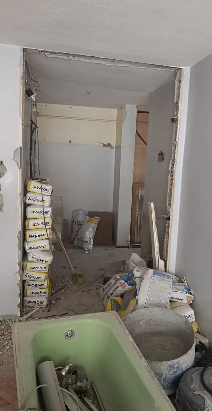 Eski küvetin ve kaplamanın söküldüğü banyo